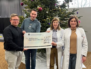 Bild der Spendenübergabe des Gruselhaus Weende an die Kinderpalliativstation in der UMG