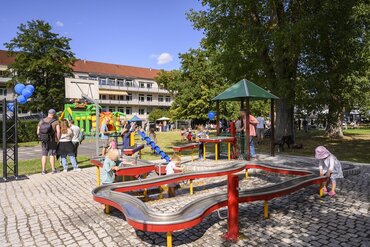 Auf dem Bild zu sehen ist der neu gestaltete Wasserspielplatz im Klinikgarten der Klinik für Kinder- und Jugendpsychiatrie und Psychotherapie der Universitätsmedizin Göttingen