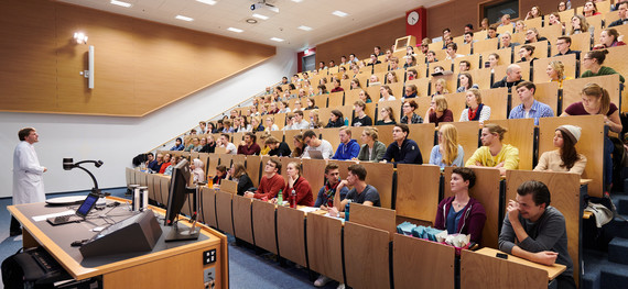 Ein Hörsaal voller Studenten.