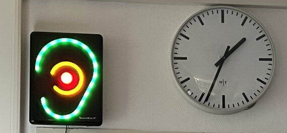 Das Bild zeigt eine der Lärmampeln auf der Intensivstation der Universitätsmedizin Göttingen. Die Lärmampel hat die Form eines Ohrs und leuchtet grün, gelb oder rot - je nach Lautstärke.