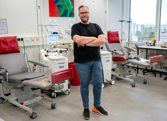 Stammzellspender David Kues im Aphereseraum Foto zur Presseinformation "Wie ein Lottogewinn - nur wertvoller"