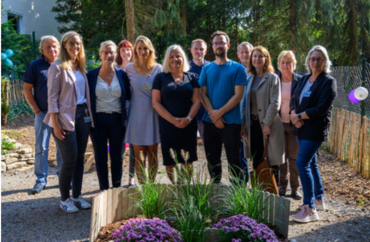 Klinikgarten_Augenheilkunde_Universitätsmedizin_Göttingen_finanziert_aus_Spenden Das Bild zeigt die Einweihung des durch das Förderprogramm FundraisingFonds Extra der Universitätsmedizin Göttingen finanzierten Resilienzgartens der Augenheilkunde.