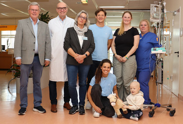 Auf dem Bild zu sehen ist ein Treffen zwischen der Helga und Heinrich Holzhauer Stiftung, dem Team des Fundraising und dem Team von Luftsprung der Universitätsmedizin Göttingen