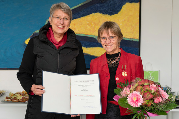 Presseinformation zum Thema "Maria Blodau mit der Verdienstmedaille des Verdienstordens der Bundesrepublik Deutschland ausgezeichnet"