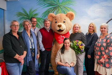 Eröffnung-Bewegungsinsel-Fundraising-Maskottchen-Pauli-Universitätsmedizin-Göttingen Erföffnung der Bewegungsinsel vor der kardiologischen Station mit Maskottchen Pauli